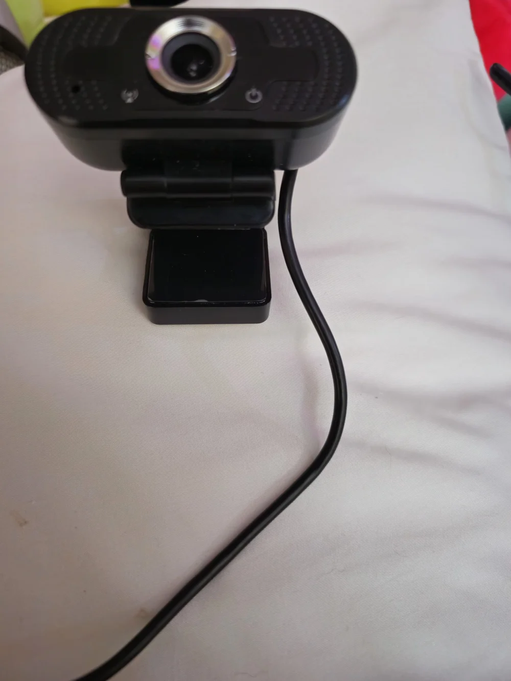 2 Webcams: A Full HD 1080P USB Webcam equipped with A Microphone & A Logitech